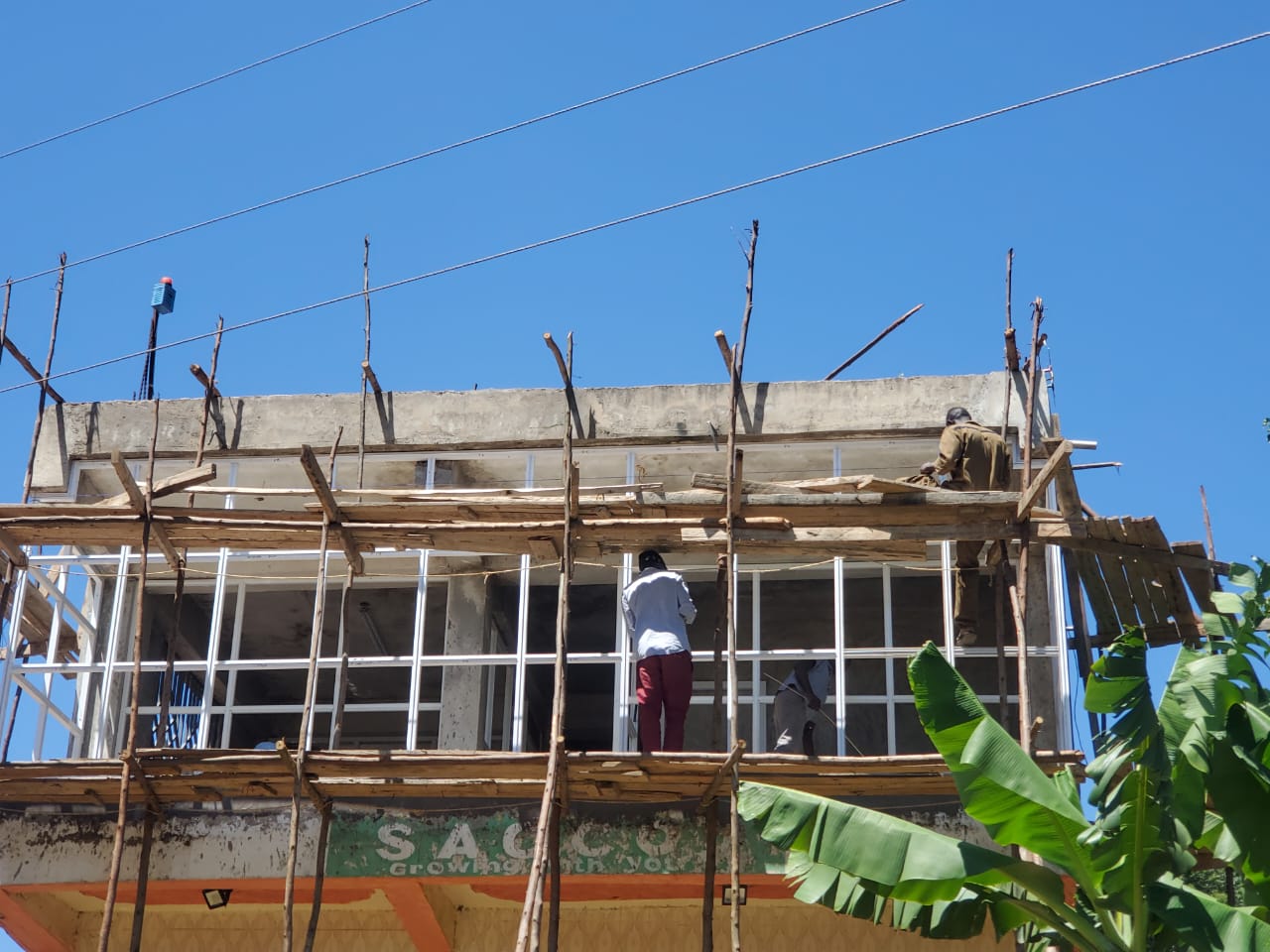 BestLink Fabricators team installing an aluminium curtain wall on site